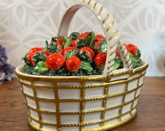 Rara cesta de fresas de porcelana Mottahedeh de los años 60, fabricada en Italia