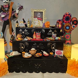 Mini Ofrenda – Wooden Día de los Muertos Altar with Photo Frame