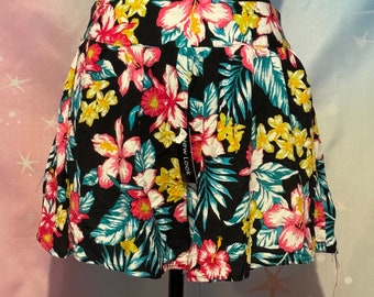 Hawaiian or tropical print skort straight from the 90s with pink and yellow hibiscus flowers. Side zip and  rear tying waistband size L