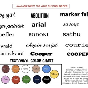 Puede incluir: Una tabla de selecci&oacute;n de fuentes titulada AVAILABLE FONTS FOR YOUR CUSTOM ORDER que muestra varios tipos de letra, incluyendo Hey girl, Abolition, Marker felt, Sign painter, Arial, Savoye, Hoefler, Bodoni, Sathu, Myraid, Chopin script, Courier, Team edward y Cooper.