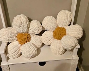 Chunky knit pillow, Daisy Pillow, Knit Flower Pillow, Flower Shaped Pillow, Daisy Pillow, Crochet Pillow, Knit Throw Pillow, Nursery Decor