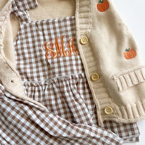 Personlig pumpa-outfit, broderad barnkofta och gingham-set, monogram-höstoutfit, Thanksgiving-outfit för flickor, höstkläder
