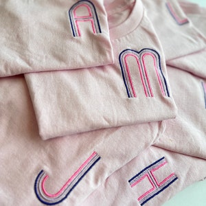 Geborduurd roze peuter-T-shirt met initiaal, T-shirt met aangepaste letter