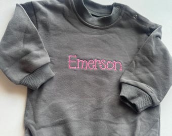 Op maat geborduurde babyromper – gepersonaliseerde fleece-romper