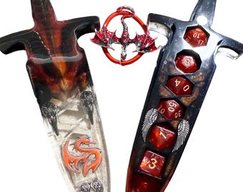 Espada de dados de hoja fundida maldita: encantamientos de fuego, soporte de dados de rol con un libro de historias de novela.