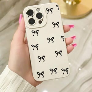 Étui pour iphone de téléphone beige à motif nœud noir 16 15 14 13 12 11 11 Pro Max Mini 7 8 XR XS X Housse de téléphone antichoc avec nom personnalisé