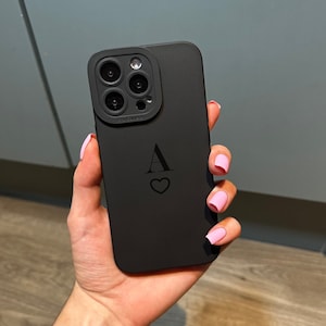 Capa de telefone preta com letras personalizadas e coração para iPhone 16 15 14 13 12 11 11 Pro Max Mini 7 8 XR XS X Capa de telefone à prova de choque
