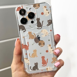 Pode incluir: Capa de telefone transparente com um padrão repetido de gatos de desenho animado em várias poses e cores. A capa tem um porta-cartões embutido e foi projetada para um smartphone. Os gatos são em tons de castanho, laranja, preto e branco.