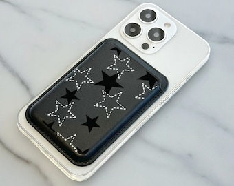 Portefeuille MagSafe noir motif étoiles Portefeuille en cuir végétalien pour iPhone 15 14 13 12 Porte-cartes magnétique pour iPhone avec nom personnalisé