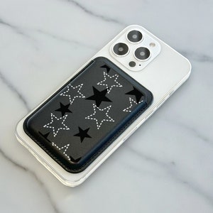 Sterne Muster Schwarz MagSafe Brieftasche Vegan Leder Brieftasche für iPhone 15 14 13 12 Magnetischer iPhone Kartenhalter mit personalisiertem Namen