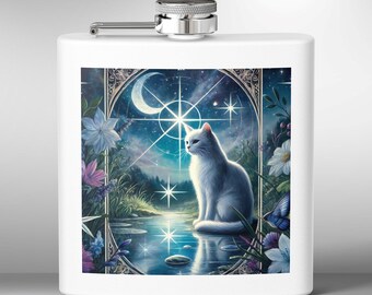 Könnte beinhalten: Weiße Keramikflasche mit einer weißen Katze, die an einem mondbeschienenen See sitzt. Die Katze blickt zu einem Halbmond und Sternen auf. Die Flasche hat einen silbernen Verschluss.
