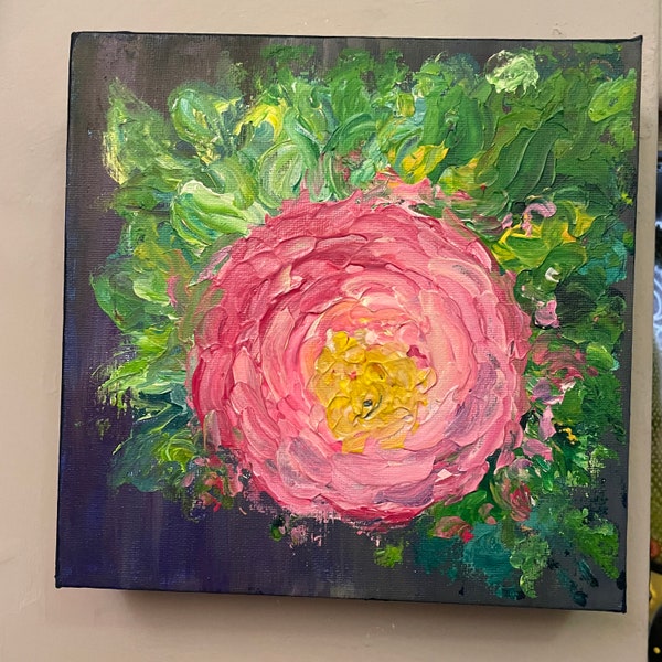 Peinture florale délicate avec empâtements dans des tons doux de rose et de vert par un artiste professionnel. Prêt à accrocher sur une toile à bords profonds. 20 cm x 20 cm