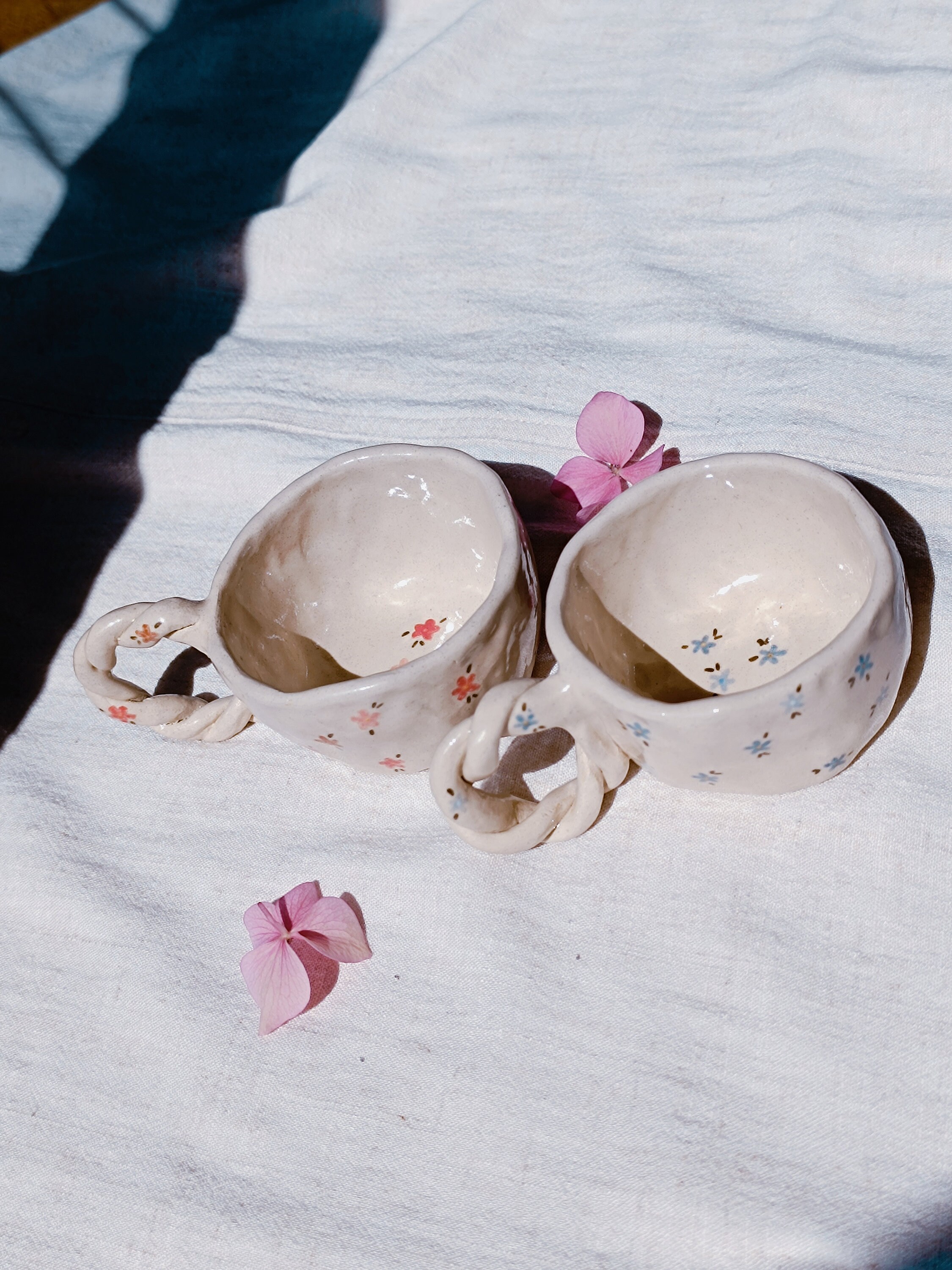 Taza con flores pintadas España