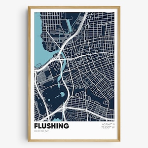 Puede incluir: Un mapa de Flushing, Queens, Nueva York, con un fondo azul oscuro y líneas blancas que muestran las calles. El mapa incluye una masa de agua azul y las coordenadas 40.7647° N 73.8307° W.