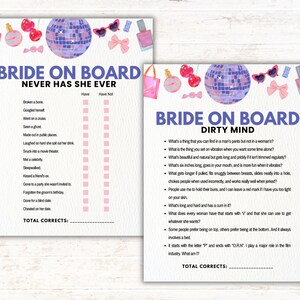 K&ouml;nnte beinhalten: Zwei druckbare Spielkarten mit einem pinkfarbenen und violetten Disco-Kugel-Design. Die erste Karte tr&auml;gt den Titel "Bride on Board: Never Has She Ever" und enth&auml;lt eine Liste von Fragen f&uuml;r ein Brautparty-Spiel. Die zweite Karte tr&auml;gt den Titel "Bride on Board: Dirty Mind" und enth&auml;lt eine Liste von Fragen f&uuml;r ein Brautparty-Spiel.