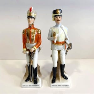 Vintage!  2 Vintage porseleinen figuren van 2 soldaten uit het Napoleontische leger. Officier des Hussards en Officier des Chasseurs.