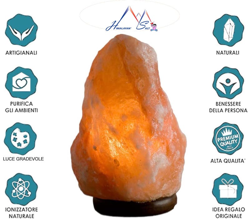Puede incluir: Una l&aacute;mpara de sal del Himalaya con una superficie rugosa de color naranja-rosa. La l&aacute;mpara se asienta sobre una base marr&oacute;n oscuro. El texto en la imagen incluye "Himalayan Salt", "Artigianali", "Purifica Gli Ambienti", "Luce Gradevole", "Ionizzatore Naturale", "Naturali", "Benessere Della Persona", "Alta Qualita'" e "Idea Regalo Originale".