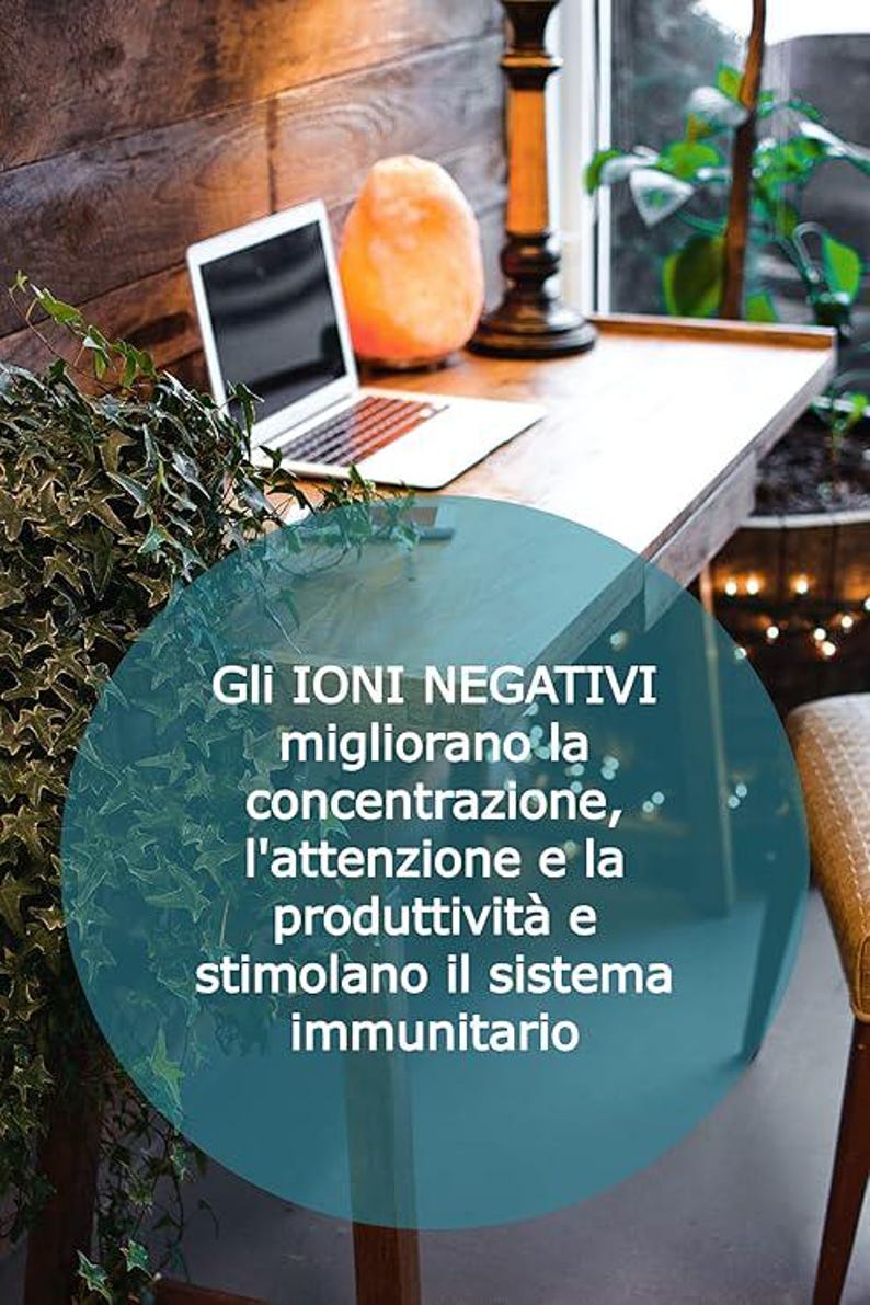 Puede incluir: Un port&aacute;til est&aacute; sobre un escritorio de madera junto a una l&aacute;mpara de sal del Himalaya. La l&aacute;mpara es un gran cristal de color naranja. El texto de la imagen dice: Los iones negativos mejoran la concentraci&oacute;n, la atenci&oacute;n, la productividad y estimulan el sistema inmunol&oacute;gico.