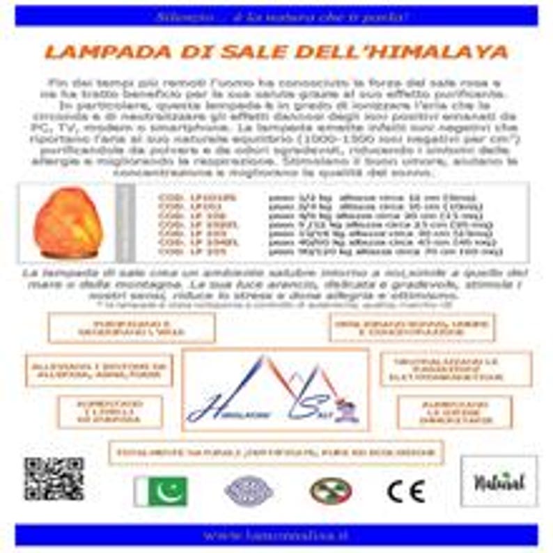 Puede incluir: Un cartel promocional en italiano para una l&aacute;mpara de sal del Himalaya. El cartel presenta una imagen de la l&aacute;mpara, texto y diagramas. La l&aacute;mpara es de color naranja c&aacute;lido. El texto incluye las palabras "LAMPADA DI SALE DELL'HIMALAYA".