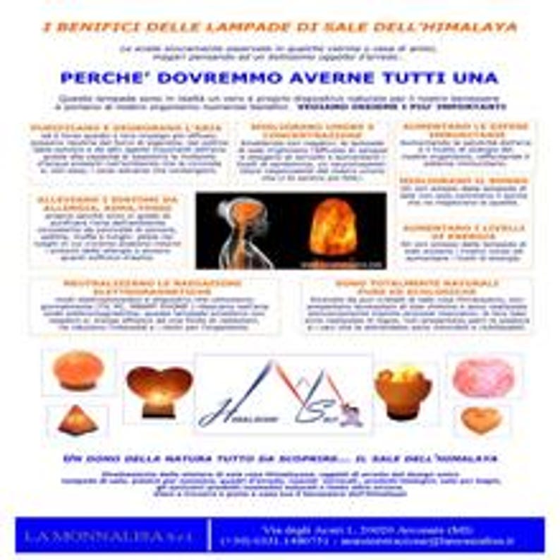 Puede incluir: Un cartel promocional en italiano para l&aacute;mparas de sal del Himalaya. El cartel presenta texto e im&aacute;genes de varios dise&ntilde;os de l&aacute;mparas de sal, destacando sus beneficios. La combinaci&oacute;n de colores incluye azul, naranja y blanco.