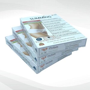 Può includere: Scatole bianche impilate con la scritta "SLIMMING". Ogni scatola presenta l'immagine di un busto e il testo "Il cerotto che agisce su pancia e glutei!" Le scatole hanno testo rosso, verde e nero.