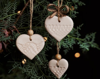 Élégante décoration de coeur en céramique blanche pour sapin de Noël - Souvenir artisanal - Décoration des Fêtes - 3 décorations de coeur en céramique blanche