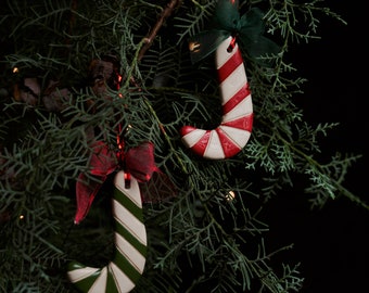 Étiquette cadeau de canne à sucre verte et rouge | Étiquettes cadeaux d’ornements de Noël | Ornement d’arbre de Noël en canne à sucre en céramique | 3 pièces