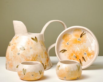Ensemble de pichets en céramique à fleurs jaunes 4 pièces | Cruche et tasses de poterie faites à la main | Pichet en céramique polyvalent | Ensemble de tasses et pichets en céramique sans poignée
