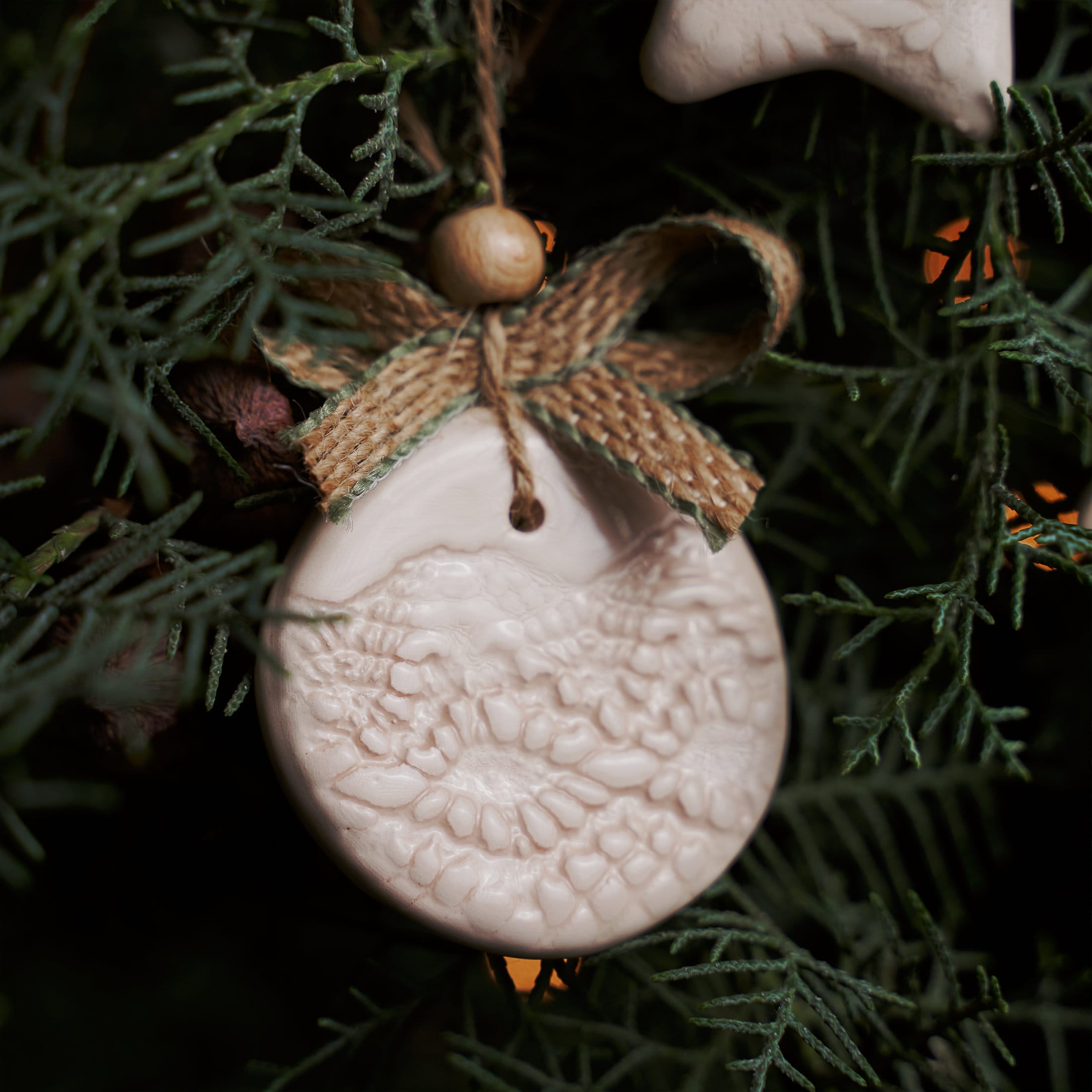 手作り陶器製クリスマスツリーオーナメント：スグラッフィート 3個