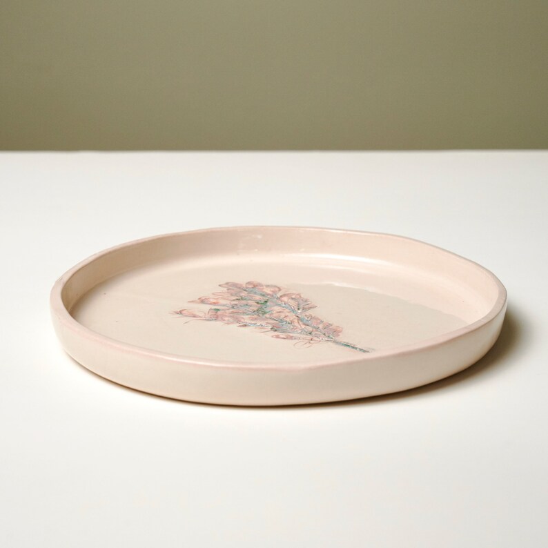 Meet our elegant Handmade Ceramic Plates, the perfect combination of artistic flair and functionality. Crafted with meticulous attention to detail, these unique pieces offer a beautiful combination of vibrant colors and intricate patterns.