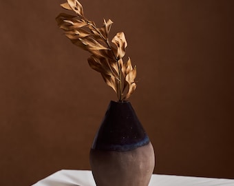 Vase en céramique marron clair fabriqué à la main avec des pièces uniques qui ajoutent du caractère à votre maison | Vase moderne | Vase nordique