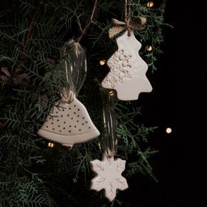 手作り陶器製クリスマスツリーオーナメント：スグラッフィート 3個