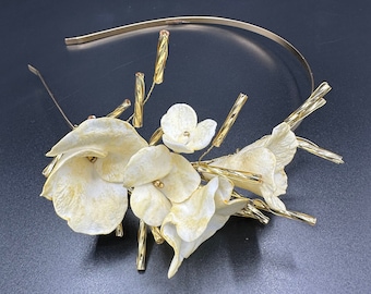 Tiara personalisierte weiße Blumen Haarschmuck handgemachtes Hochzeitshaarstück romantisches Brauttiara