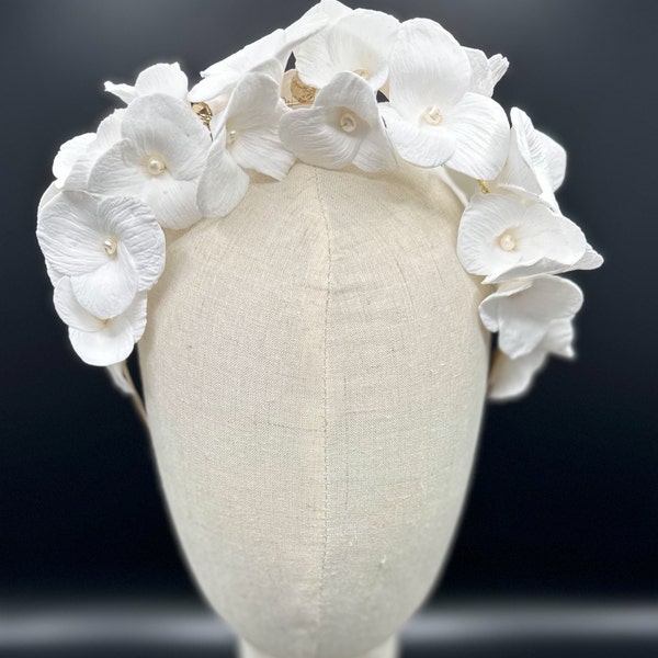 Tiara nupcial blanca de flores hechas a mano y perlas, diadema perlas naturales, tocado de novia, tiara de comunión, diadema de comunión