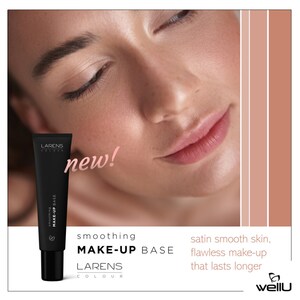 Może przedstawiać: Czarna tubka wygładzającej bazy pod makijaż z nadrukowanymi słowami "LARENS COLOUR" i "MAKE-UP BASE". Tekst "new!" jest napisany na zdjęciu różowym kolorem. Tekst "smoothing MAKE-UP BASE LARENS COLOUR" jest napisany na zdjęciu czarnym kolorem. Tekst "satin smooth skin, flawless make-up that lasts longer" jest napisany na zdjęciu czarnym kolorem. Tekst "wellu" jest napisany na zdjęciu czarnym kolorem.
