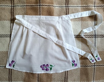 Vintage apron with handmade floral embroidery / Apron with embroidered purple pansy /vintage apron with embroidered