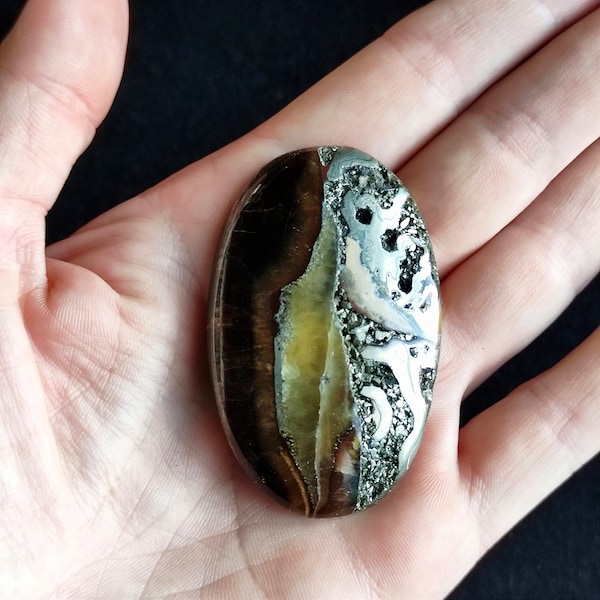 Cabochon de géode d'ammonite pyritisée avec simbircite. Fossile, cabine rare de grande taille, pièce phare, fourniture de bijoux pour broderie et perlage