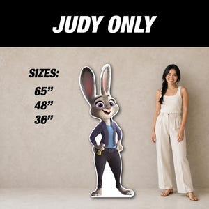 Puede incluir: Un recorte de cart&oacute;n de Judy Hopps de Zootopia, con una chaqueta azul y pantalones negros. El texto "JUDY ONLY" est&aacute; en la parte superior, con opciones de tama&ntilde;o de 165 cm, 122 cm y 91 cm. Una persona est&aacute; de pie junto al recorte.