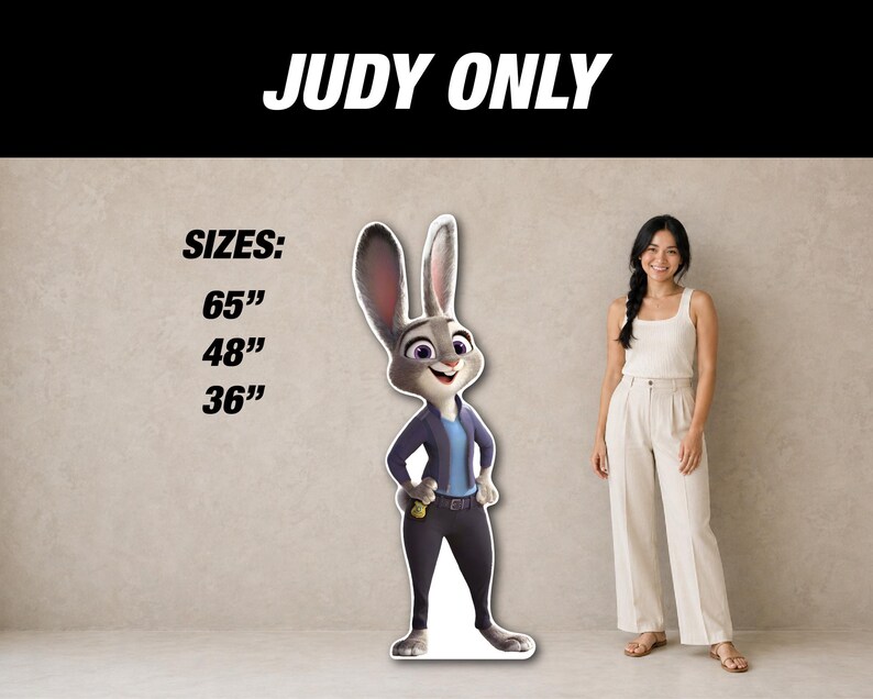 Puede incluir: Un recorte de cart&oacute;n de Judy Hopps de Zootopia, con una chaqueta azul y pantalones negros. El texto "JUDY ONLY" est&aacute; en la parte superior, con opciones de tama&ntilde;o de 165 cm, 122 cm y 91 cm. Una persona est&aacute; de pie junto al recorte.