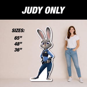 Puede incluir: Un recorte de cart&oacute;n de Judy Hopps de Zootopia, con uniforme de polic&iacute;a. Disponible en tama&ntilde;os de 165 cm, 122 cm y 91 cm. El texto "JUDY ONLY" se muestra encima del recorte.