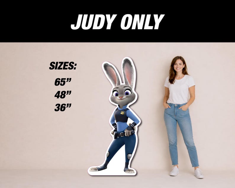 Puede incluir: Un recorte de cart&oacute;n de Judy Hopps de Zootopia, con uniforme de polic&iacute;a. Disponible en tama&ntilde;os de 165 cm, 122 cm y 91 cm. El texto "JUDY ONLY" se muestra encima del recorte.