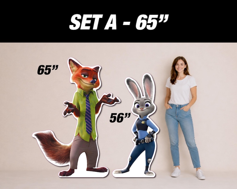 Puede incluir: El conjunto A incluye dos recortes de personajes: un zorro y un conejo, con el texto "SET A - 65" en la parte superior. El zorro mide 165 cm de alto y el conejo 142 cm. Una mujer est&aacute; de pie junto a los recortes.