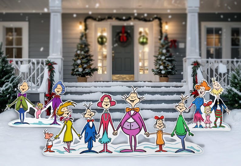 Op de afbeelding: Een feestelijke kerstversiering voor buiten met stripfiguren die elkaars hand vasthouden. De personages dragen kleurrijke outfits en staan voor een besneeuwde veranda met kerstbomen en decoraties.