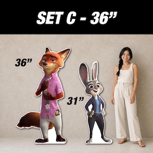Puede incluir: Recortes de cart&oacute;n de Nick Wilde, un zorro, y Judy Hopps, una coneja, de Zootopia. Nick mide 91 cm de alto, con una camisa rosa y pantalones blancos. Judy mide 79 cm, con uniforme de polic&iacute;a. Una mujer est&aacute; cerca.