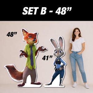 Puede incluir: Recortes de cart&oacute;n de Nick Wilde, de 122 cm de altura, y Judy Hopps, de 104 cm de altura, de Zootopia. Nick lleva una camisa verde, corbata y pantalones marrones. Judy lleva un uniforme de polic&iacute;a. Una mujer est&aacute; cerca.