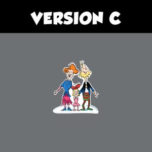 Op de afbeelding: Een cartoonillustratie van een gezin van drie, met de tekst "VERSION C" bovenaan. De familie bestaat uit een vrouw met oranje haar, een man met geel haar en een jong meisje. De vrouw draagt een blauwe jurk, de man een zwarte jas en het meisje een roze jurk.