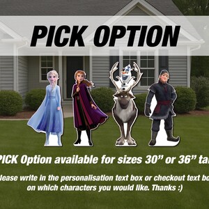Puede incluir: Recortes de cart&oacute;n de personajes de Frozen, incluyendo Elsa, Anna, Olaf y Kristoff. El letrero dice "PICK OPTION" y menciona tama&ntilde;os de 76 cm o 91 cm de alto. Los personajes est&aacute;n sobre un c&eacute;sped verde frente a una casa.
