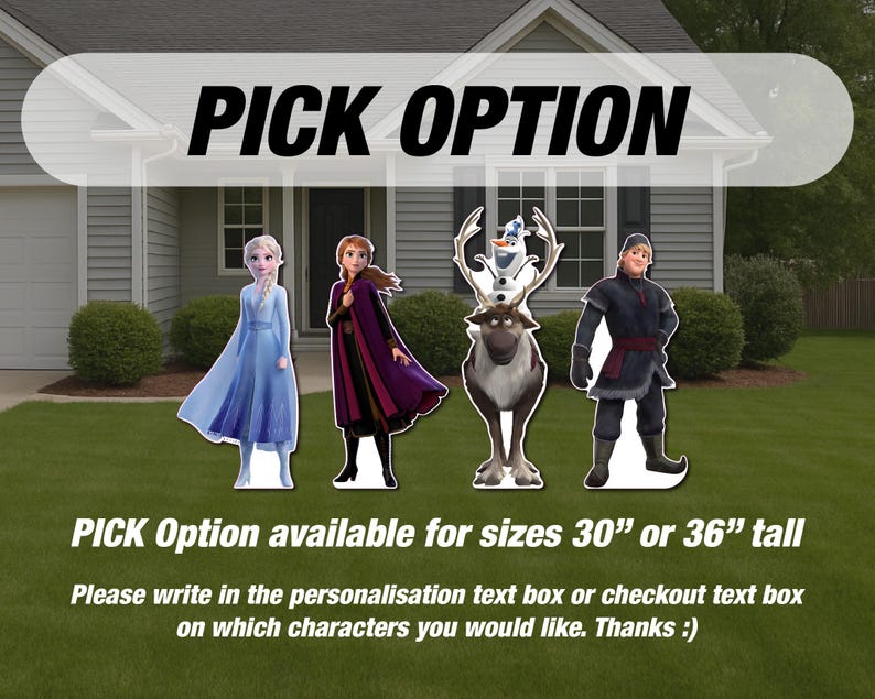 Puede incluir: Recortes de cart&oacute;n de personajes de Frozen, incluyendo Elsa, Anna, Olaf y Kristoff. El letrero dice "PICK OPTION" y menciona tama&ntilde;os de 76 cm o 91 cm de alto. Los personajes est&aacute;n sobre un c&eacute;sped verde frente a una casa.