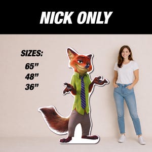Puede incluir: Un recorte de cart&oacute;n de Nick Wilde de Zootopia, con una camisa verde, una corbata a rayas moradas y pantalones marrones. El recorte est&aacute; disponible en tama&ntilde;os de 165 cm, 122 cm y 91 cm. El texto "NICK ONLY" se muestra arriba.