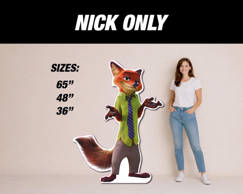 Puede incluir: Un recorte de cart&oacute;n de Nick Wilde de Zootopia, con una camisa verde, una corbata a rayas moradas y pantalones marrones. El recorte est&aacute; disponible en tama&ntilde;os de 165 cm, 122 cm y 91 cm. El texto "NICK ONLY" se muestra arriba.